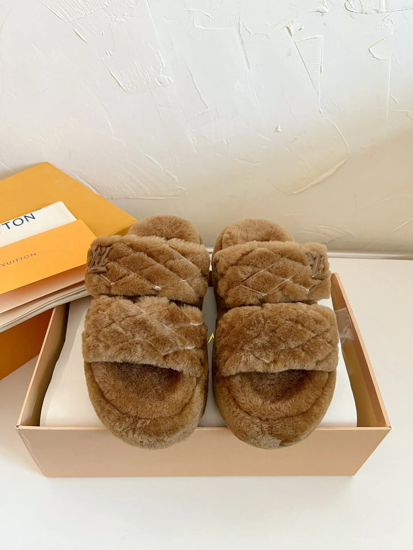 LV SUNSET PLATFORM COMFORT MULE IN CHOCOLATE BROWN SHEARLING